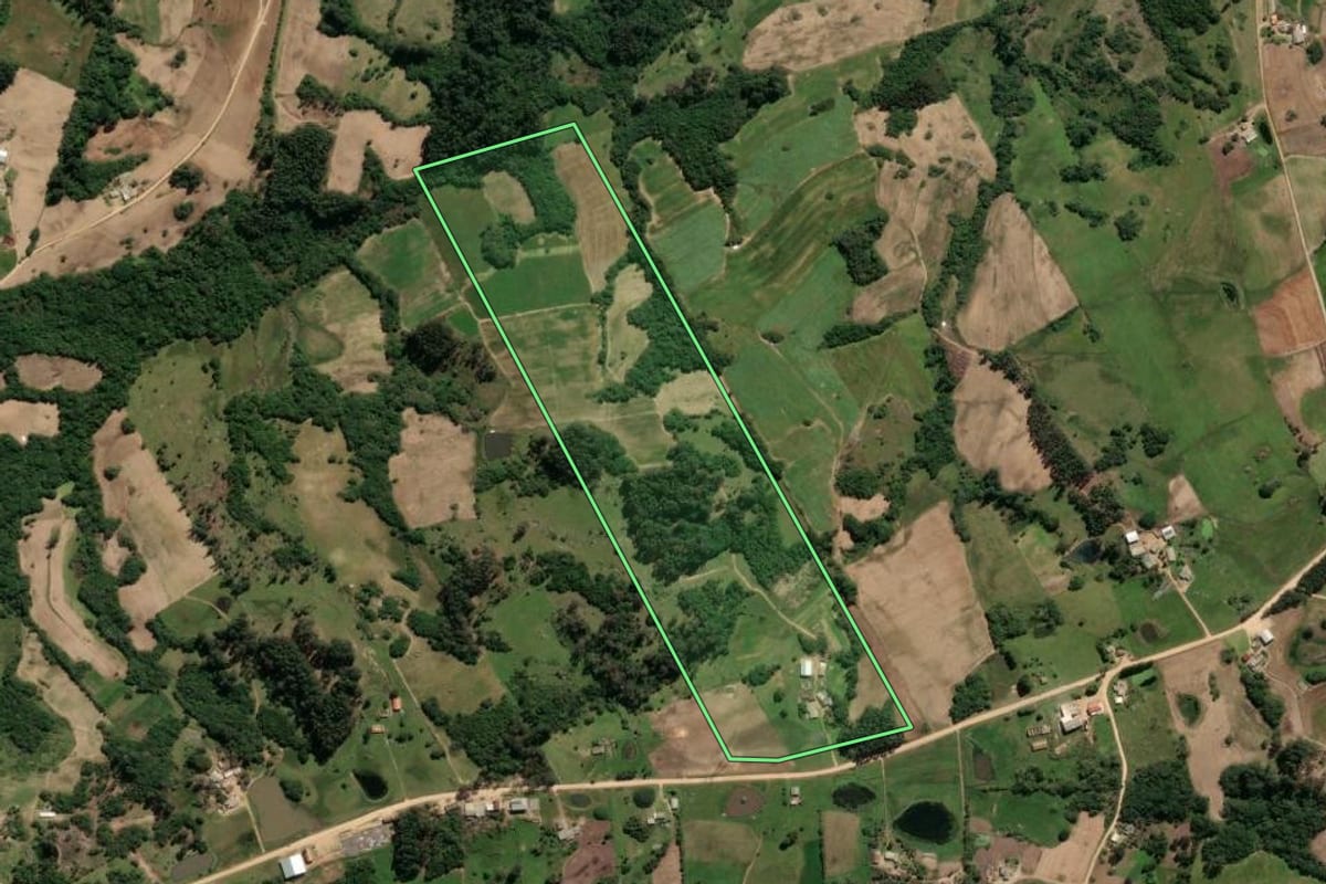 Imagem de satélite do imóvel rural em São Lourenço do Sul (RS), com o contorno declarado no CAR desenhado por cima.