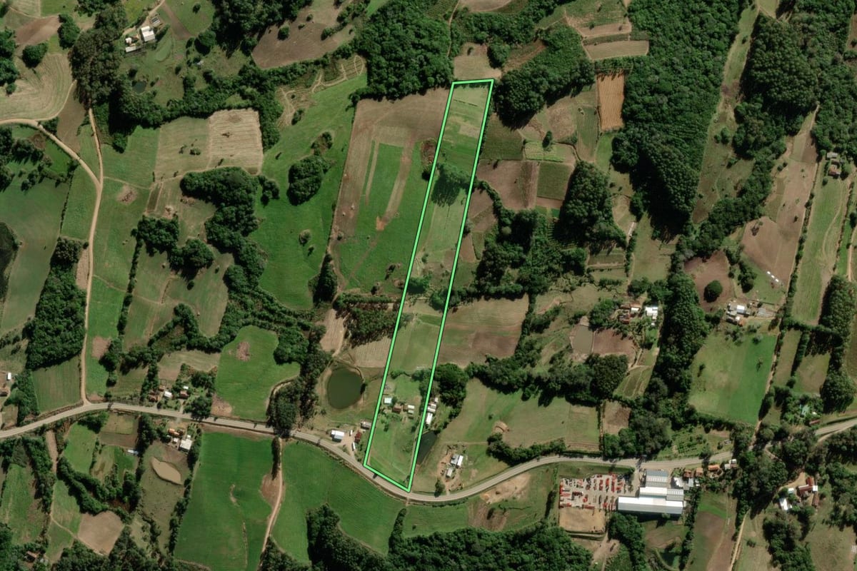 Imagem de satélite do imóvel rural em São Lourenço do Sul (RS), com o contorno declarado no CAR desenhado por cima.