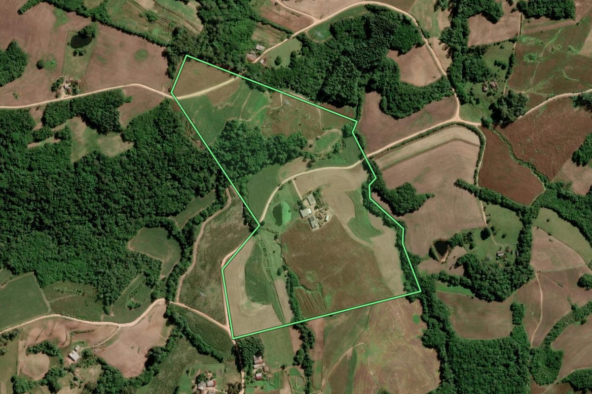 Imagem de satélite do imóvel rural em São Lourenço do Sul (RS), com o contorno declarado no CAR desenhado por cima.