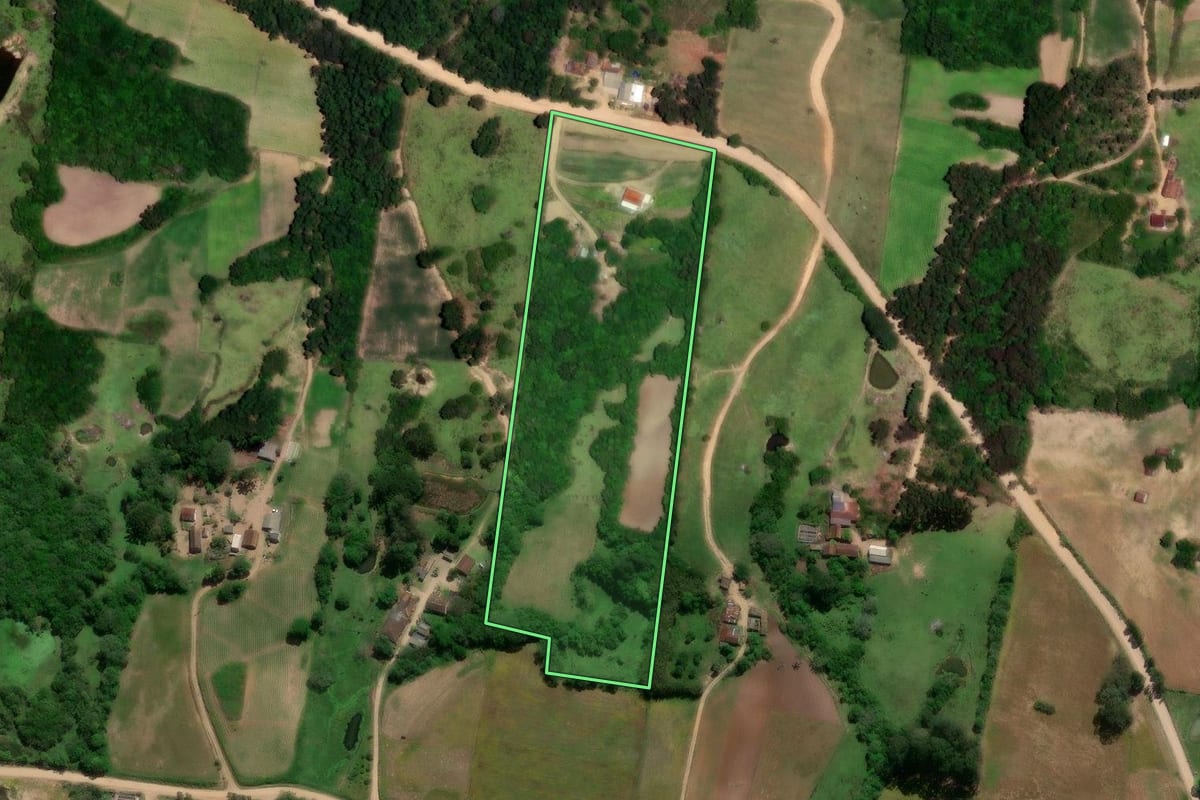 Imagem de satélite do imóvel rural em São Lourenço do Sul (RS), com o contorno declarado no CAR desenhado por cima.