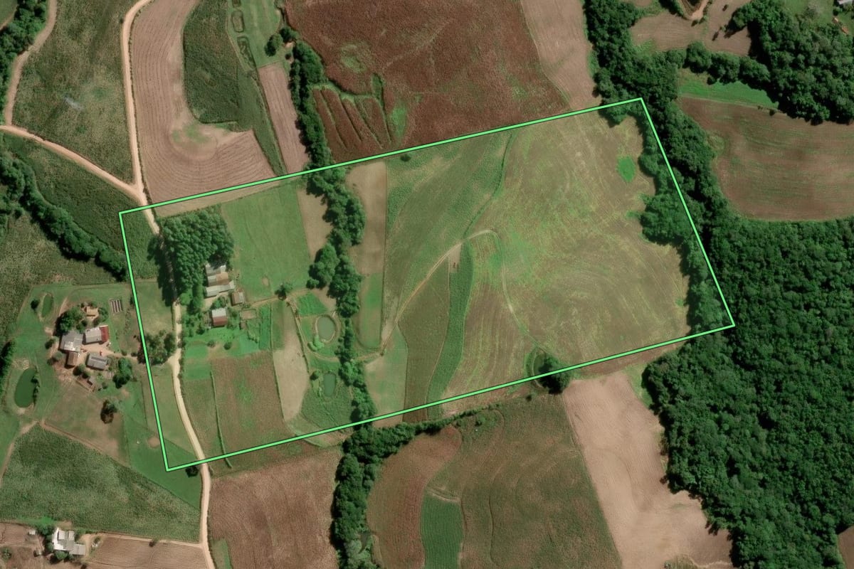 Imagem de satélite do imóvel rural em São Lourenço do Sul (RS), com o contorno declarado no CAR desenhado por cima.