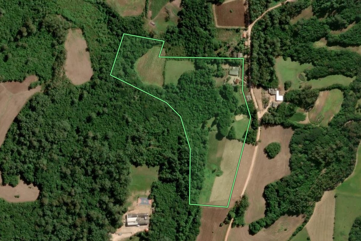 Imagem de satélite do imóvel rural em São Lourenço do Sul (RS), com o contorno declarado no CAR desenhado por cima.