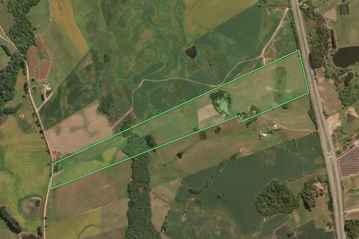 Imagem de satélite do imóvel rural em São Lourenço do Sul (RS), com o contorno declarado no CAR desenhado por cima.