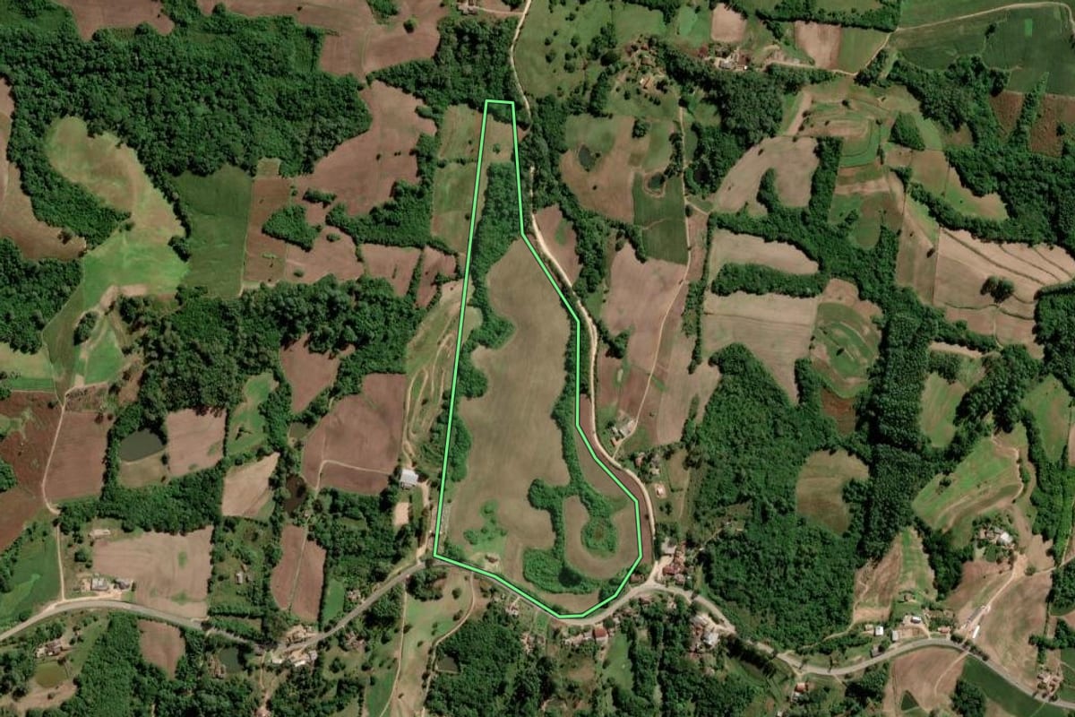 Imagem de satélite do imóvel rural em São Lourenço do Sul (RS), com o contorno declarado no CAR desenhado por cima.