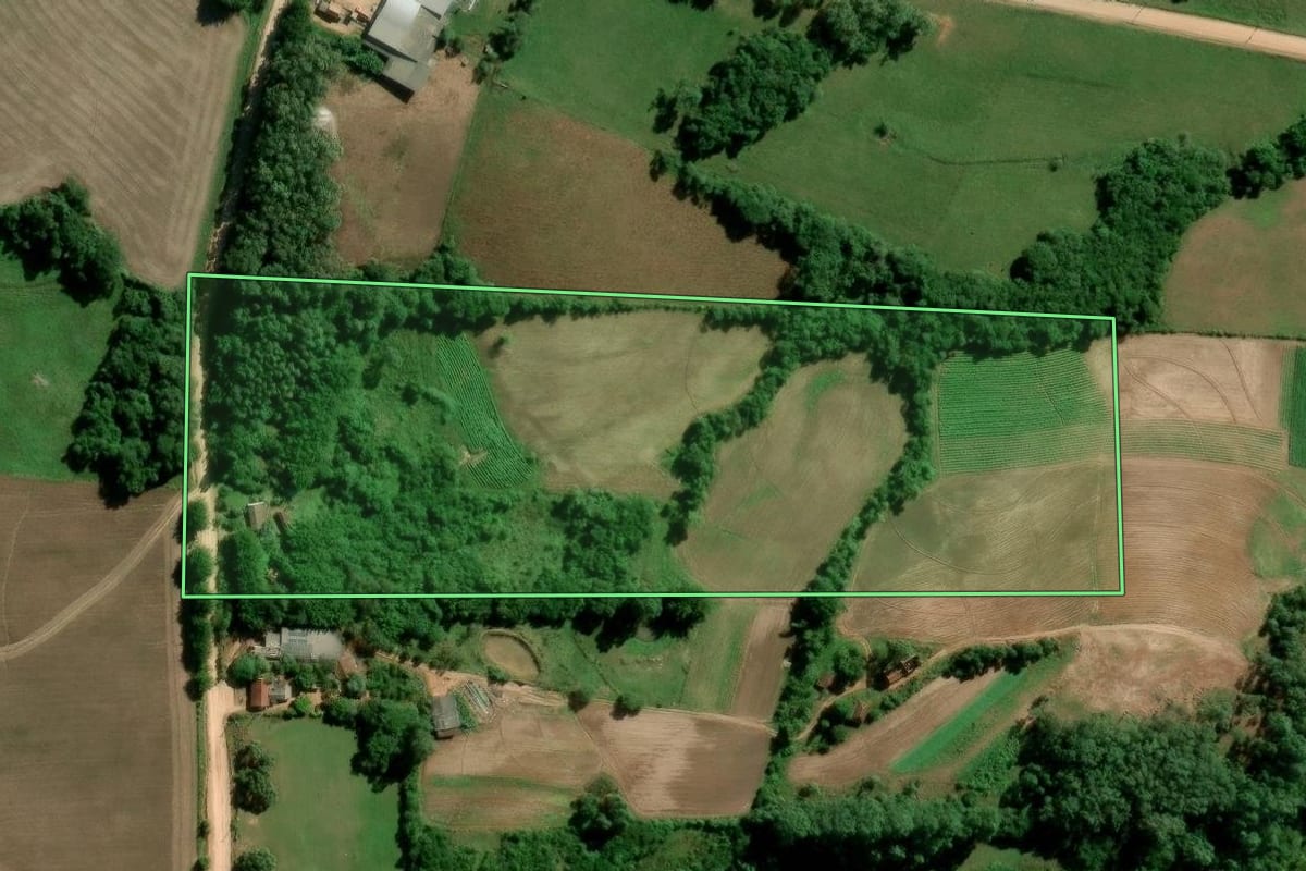 Imagem de satélite do imóvel rural em São Lourenço do Sul (RS), com o contorno declarado no CAR desenhado por cima.
