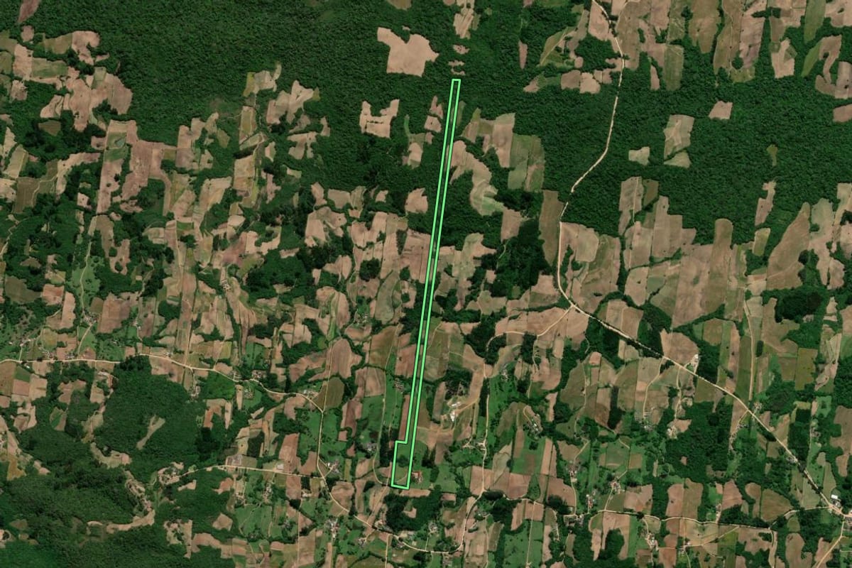 Imagem de satélite do imóvel rural em São Lourenço do Sul (RS), com o contorno declarado no CAR desenhado por cima.