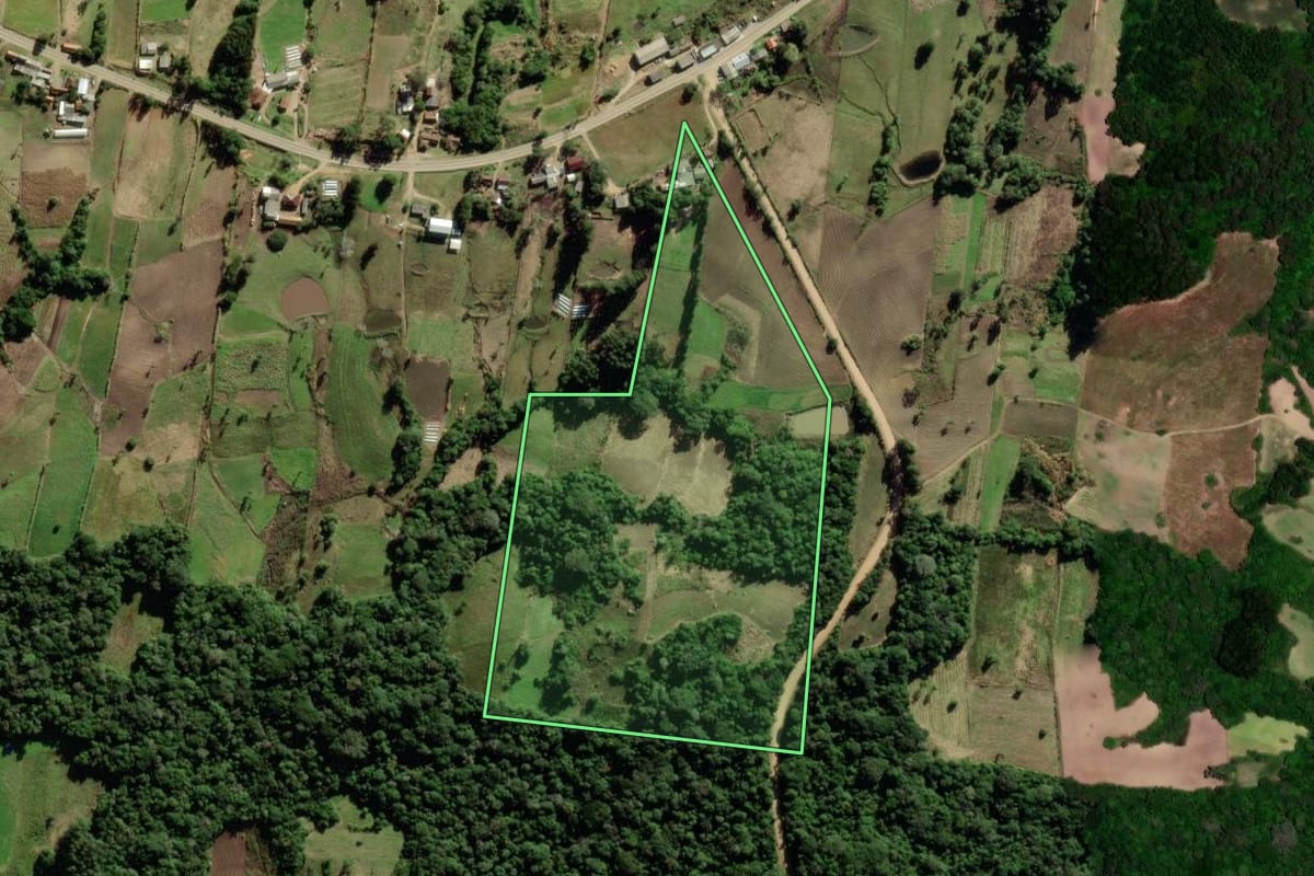 Imagem de satélite do imóvel rural em São Lourenço do Sul (RS), com o contorno declarado no CAR desenhado por cima.