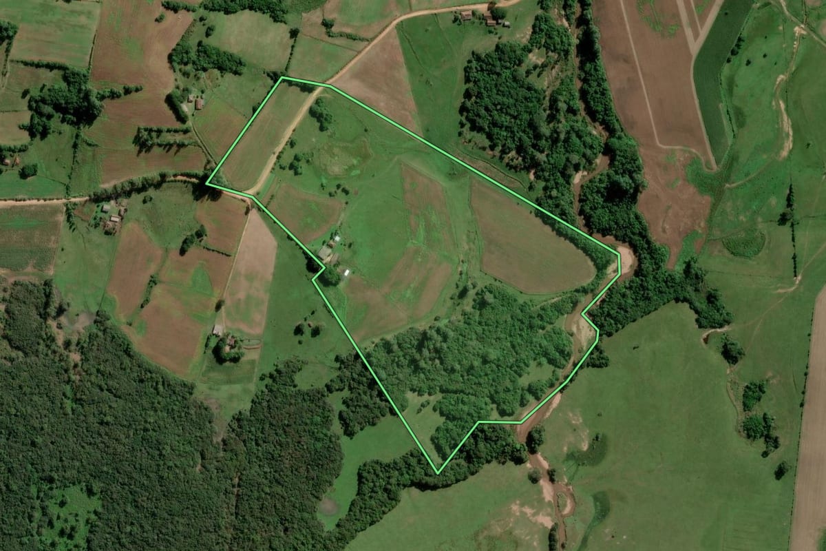 Imagem de satélite do imóvel rural em São Lourenço do Sul (RS), com o contorno declarado no CAR desenhado por cima.