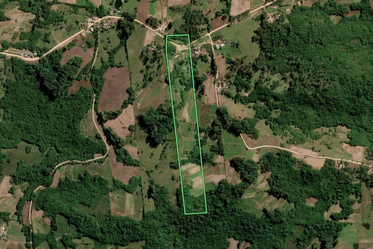 Imagem de satélite do imóvel rural em São Lourenço do Sul (RS), com o contorno declarado no CAR desenhado por cima.