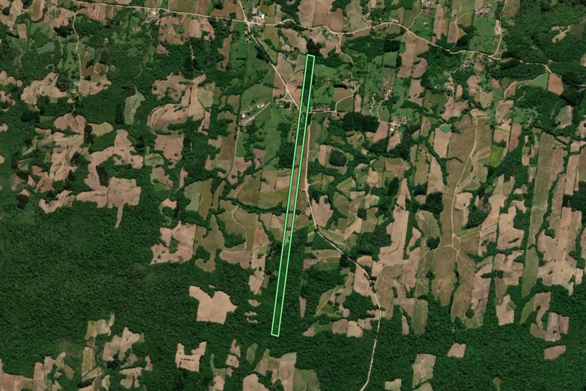 Imagem de satélite do imóvel rural em São Lourenço do Sul (RS), com o contorno declarado no CAR desenhado por cima.