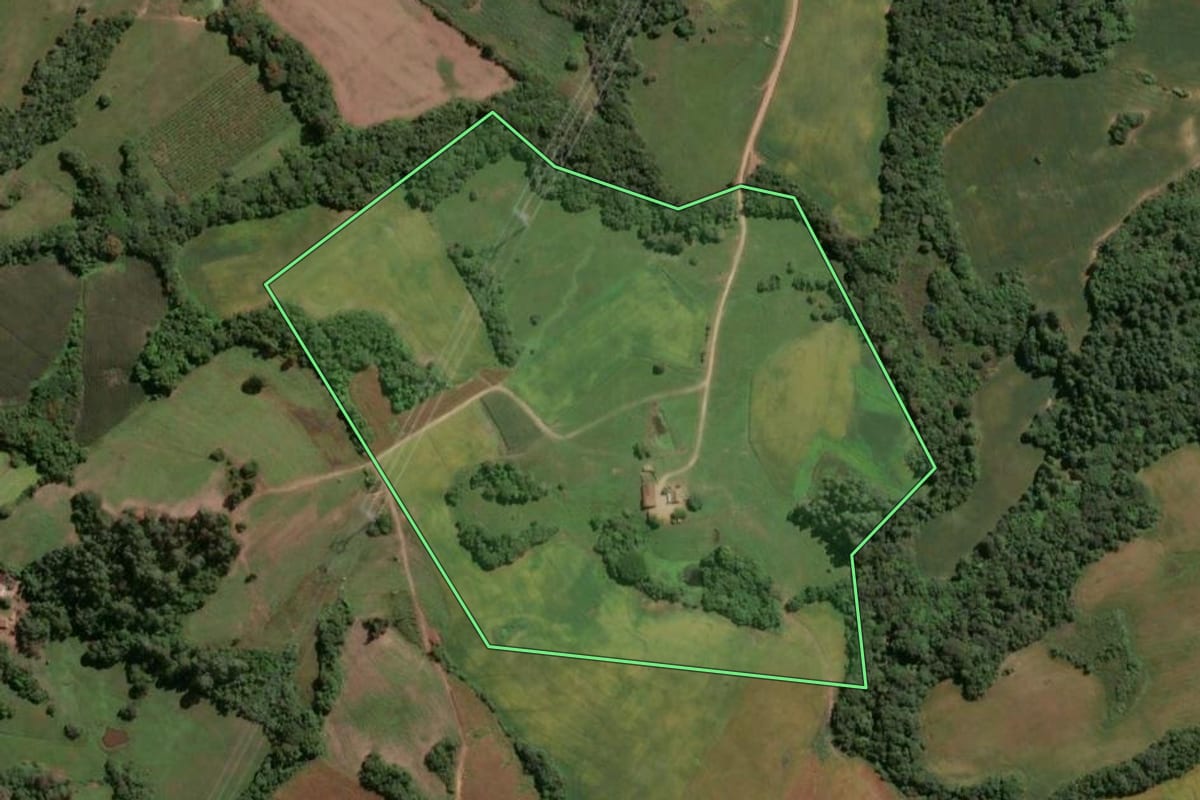 Imagem de satélite do imóvel rural em São Lourenço do Sul (RS), com o contorno declarado no CAR desenhado por cima.