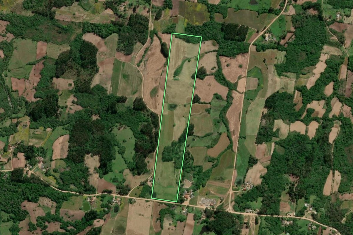 Imagem de satélite do imóvel rural em São Lourenço do Sul (RS), com o contorno declarado no CAR desenhado por cima.
