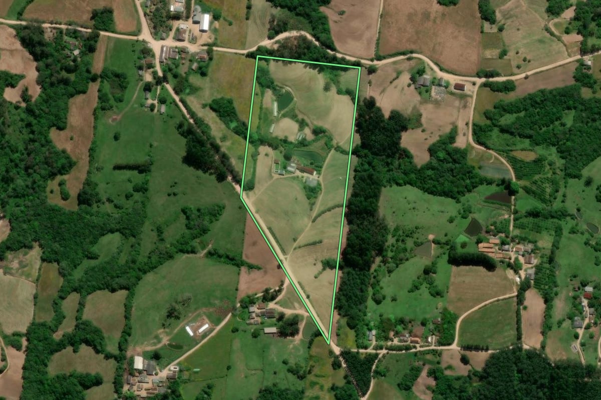 Imagem de satélite do imóvel rural em São Lourenço do Sul (RS), com o contorno declarado no CAR desenhado por cima.