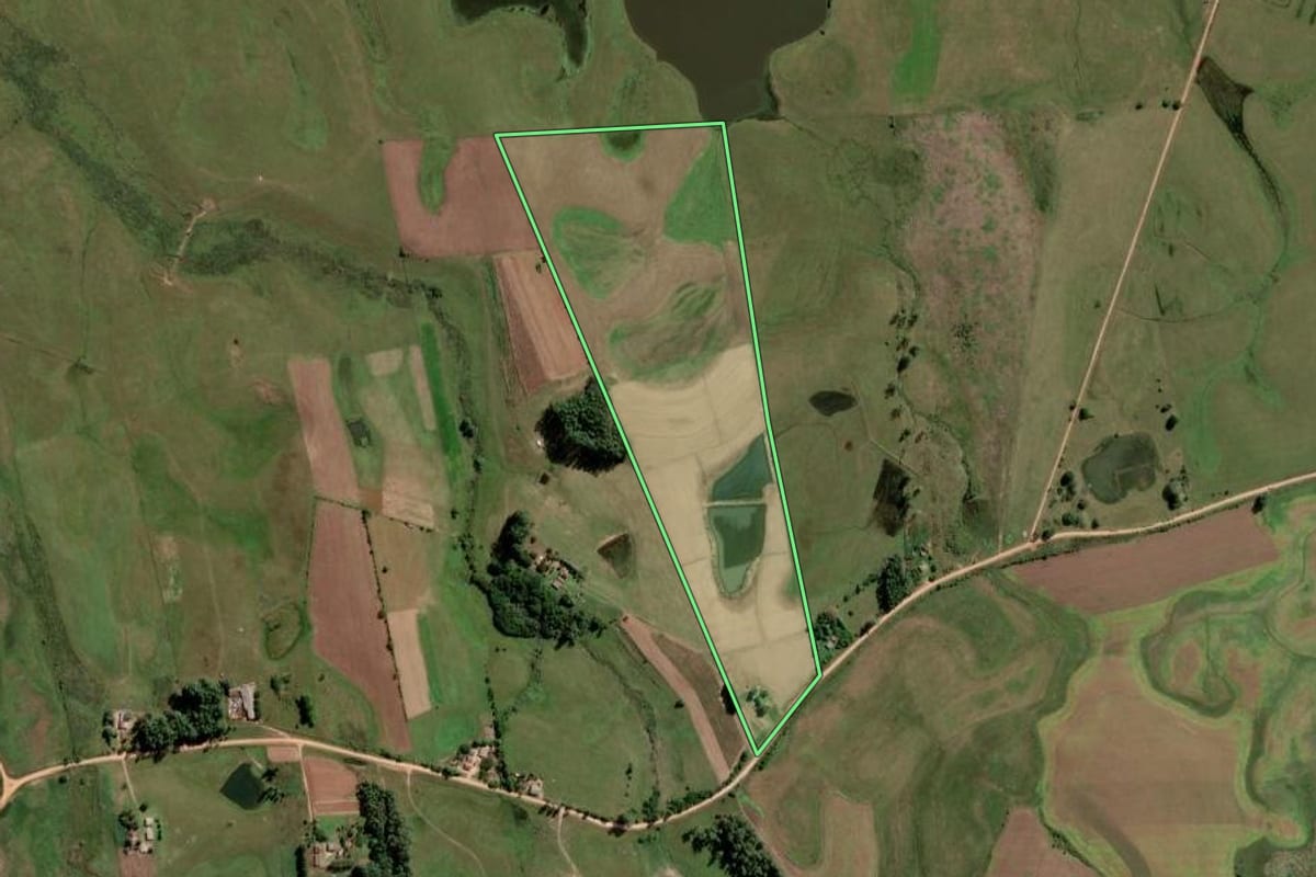 Imagem de satélite do imóvel rural em São Lourenço do Sul (RS), com o contorno declarado no CAR desenhado por cima.