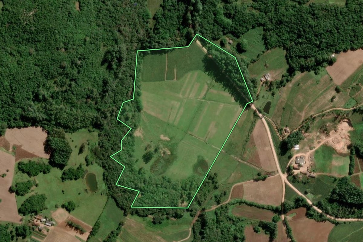 Imagem de satélite do imóvel rural em São Lourenço do Sul (RS), com o contorno declarado no CAR desenhado por cima.