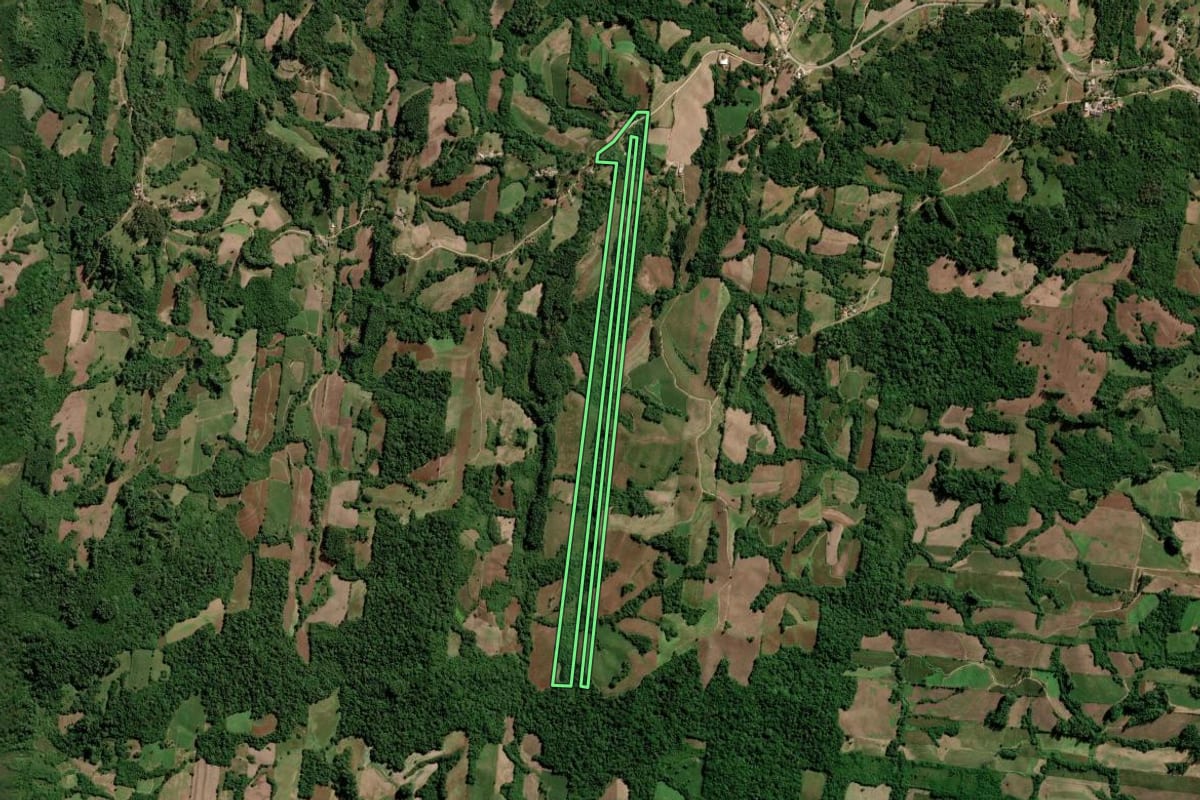 Imagem de satélite do imóvel rural em São Lourenço do Sul (RS), com o contorno declarado no CAR desenhado por cima.