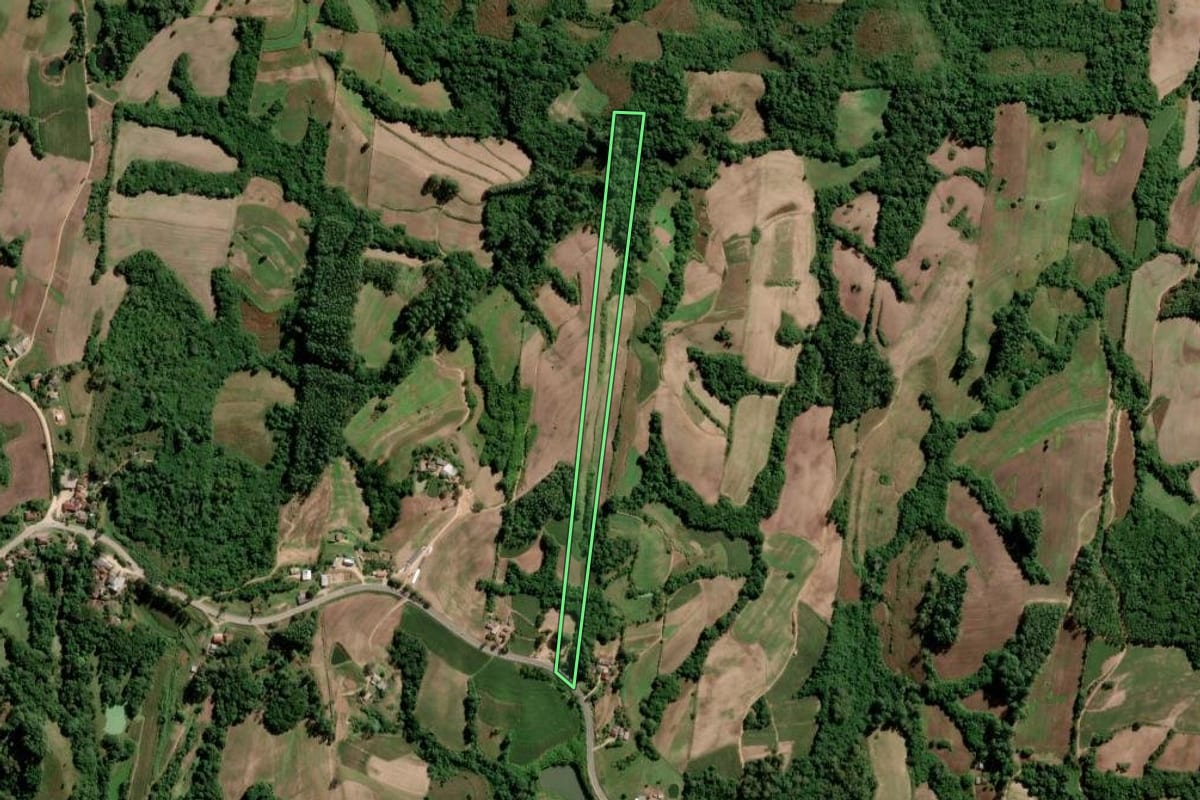 Imagem de satélite do imóvel rural em São Lourenço do Sul (RS), com o contorno declarado no CAR desenhado por cima.