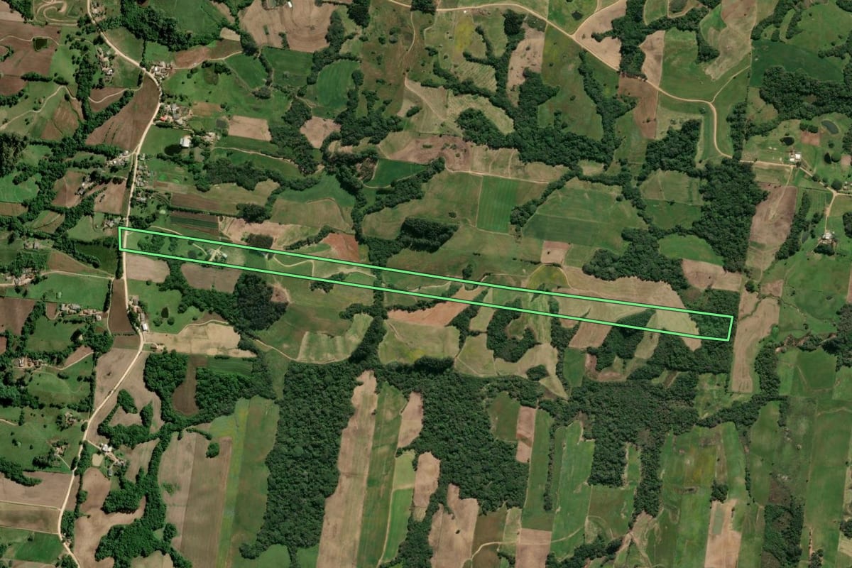 Imagem de satélite do imóvel rural em São Lourenço do Sul (RS), com o contorno declarado no CAR desenhado por cima.
