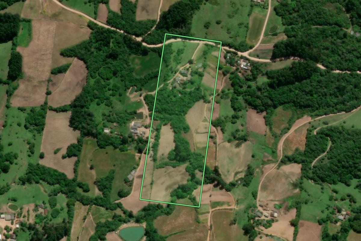 Imagem de satélite do imóvel rural em São Lourenço do Sul (RS), com o contorno declarado no CAR desenhado por cima.