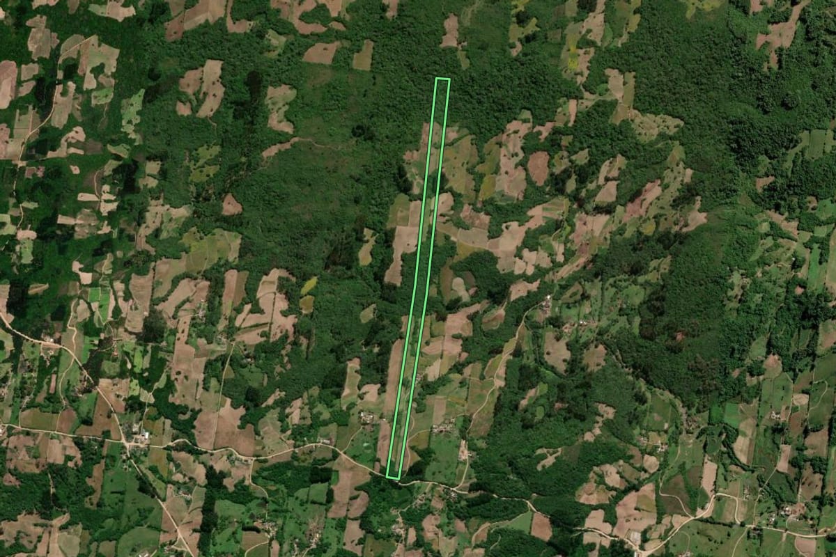 Imagem de satélite do imóvel rural em São Lourenço do Sul (RS), com o contorno declarado no CAR desenhado por cima.
