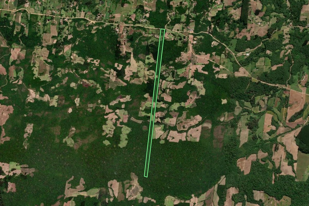 Imagem de satélite do imóvel rural em São Lourenço do Sul (RS), com o contorno declarado no CAR desenhado por cima.