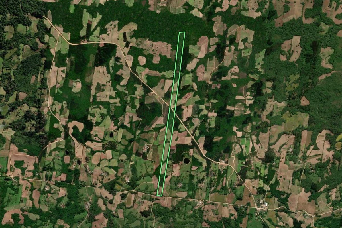 Imagem de satélite do imóvel rural em São Lourenço do Sul (RS), com o contorno declarado no CAR desenhado por cima.