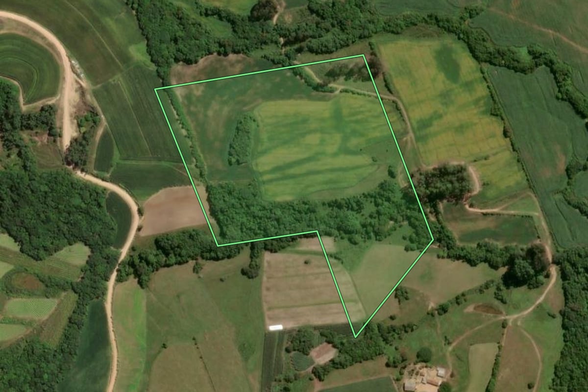 Imagem de satélite do imóvel rural em São Lourenço do Sul (RS), com o contorno declarado no CAR desenhado por cima.