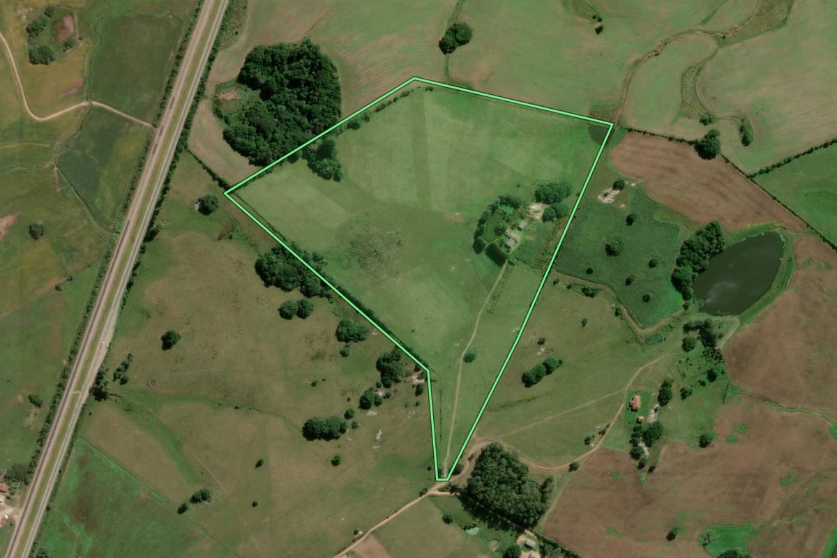 Imagem de satélite do imóvel rural em São Lourenço do Sul (RS), com o contorno declarado no CAR desenhado por cima.