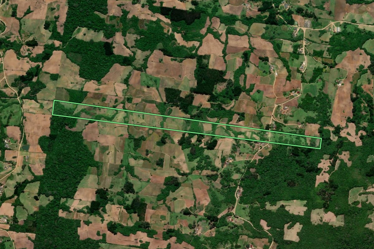 Imagem de satélite do imóvel rural em São Lourenço do Sul (RS), com o contorno declarado no CAR desenhado por cima.