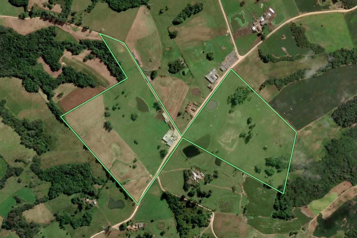 Imagem de satélite do imóvel rural em São Lourenço do Sul (RS), com o contorno declarado no CAR desenhado por cima.