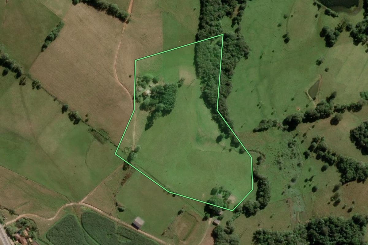 Imagem de satélite do imóvel rural em São Lourenço do Sul (RS), com o contorno declarado no CAR desenhado por cima.