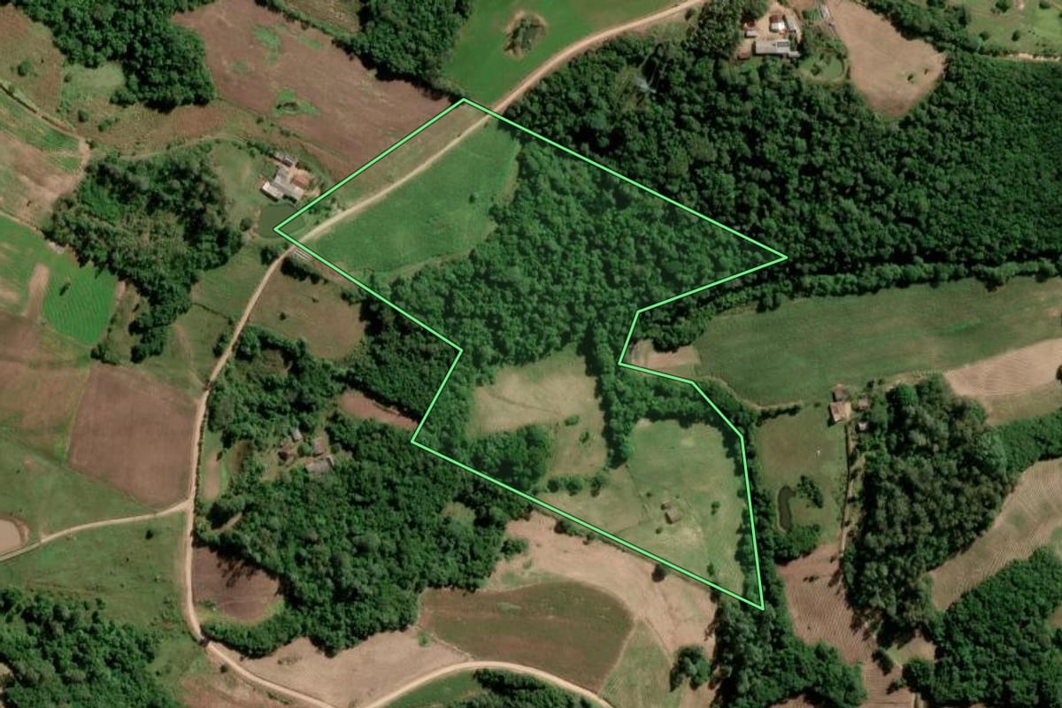 Imagem de satélite do imóvel rural em São Lourenço do Sul (RS), com o contorno declarado no CAR desenhado por cima.