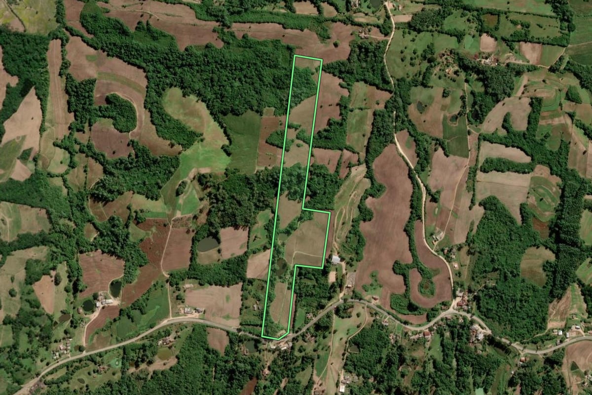Imagem de satélite do imóvel rural em São Lourenço do Sul (RS), com o contorno declarado no CAR desenhado por cima.