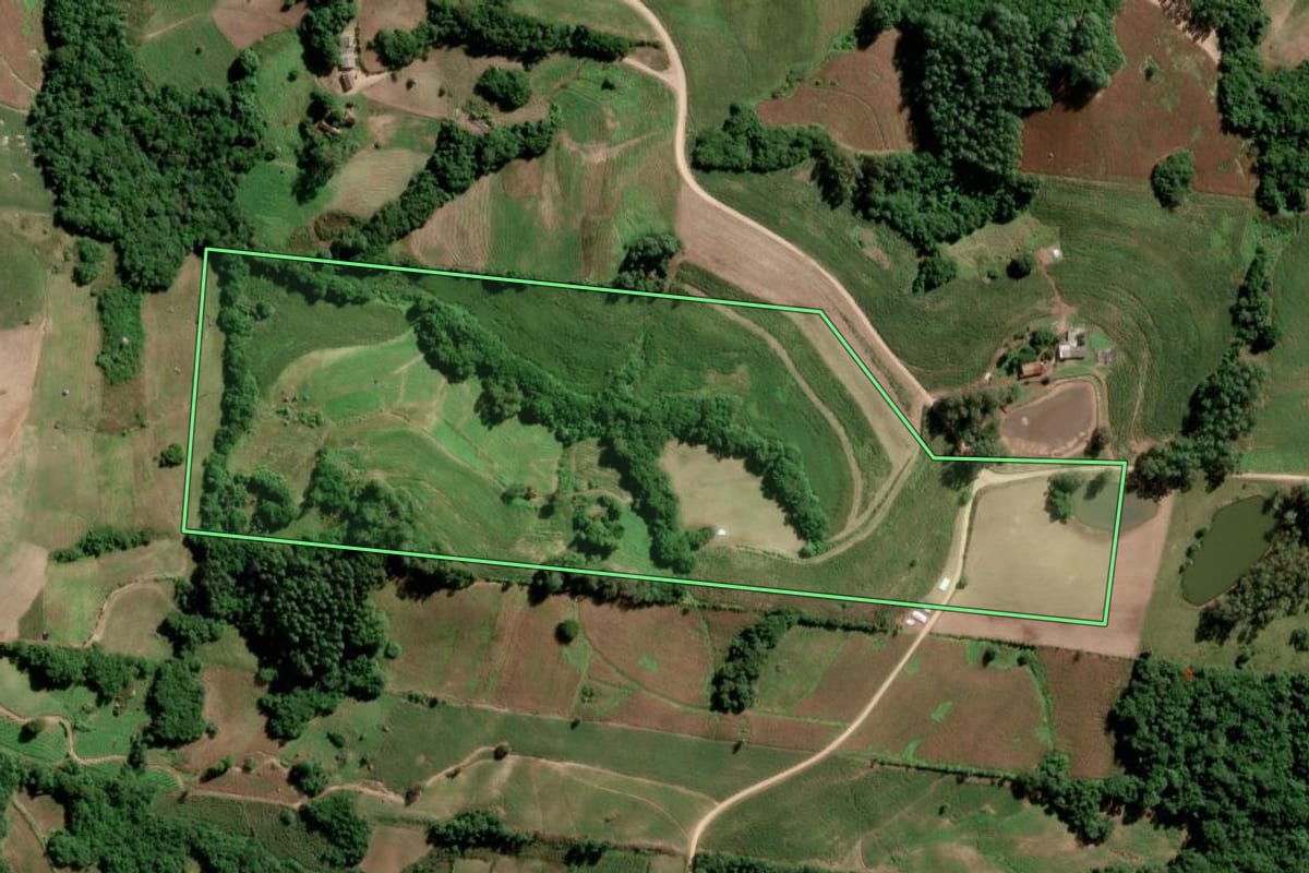 Imagem de satélite do imóvel rural em São Lourenço do Sul (RS), com o contorno declarado no CAR desenhado por cima.