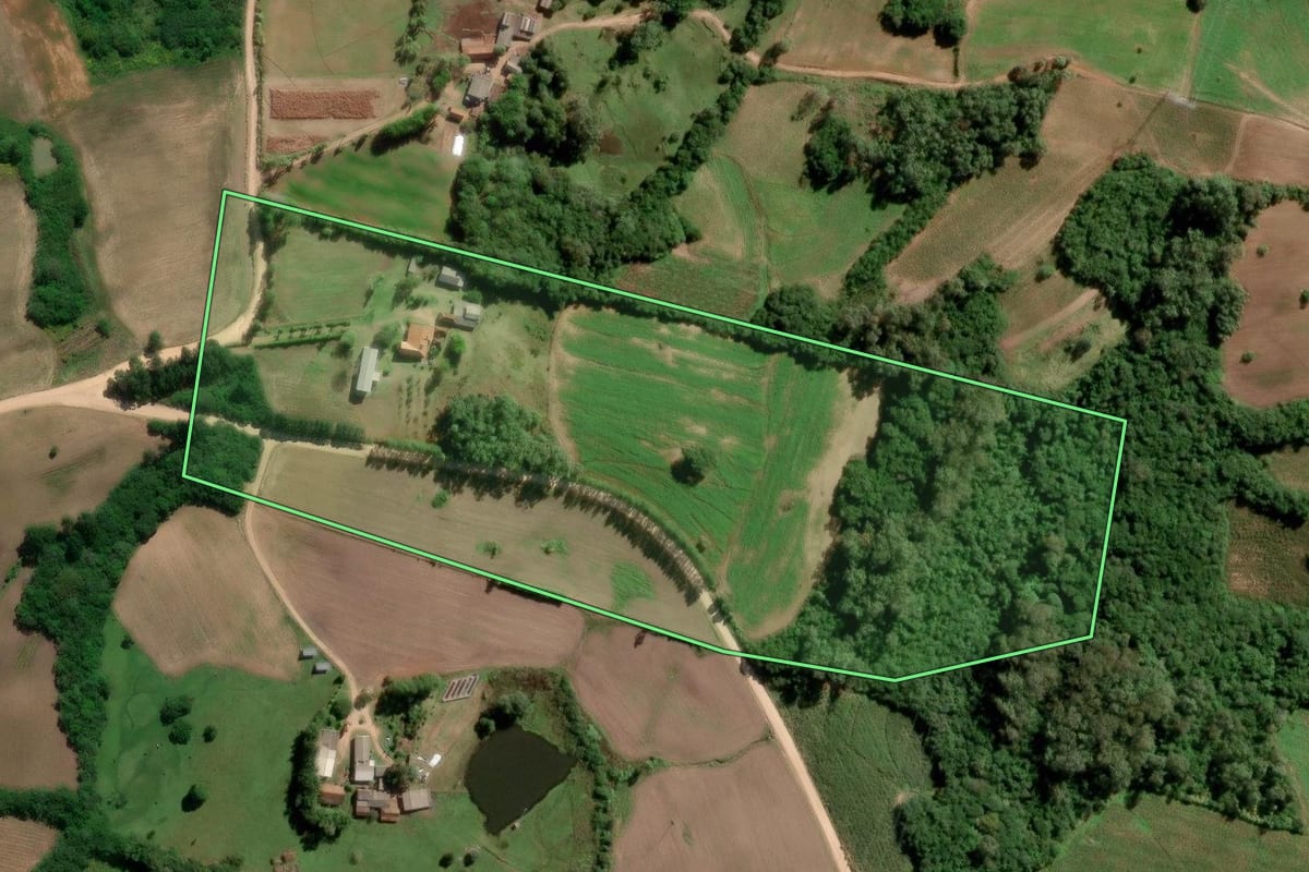 Imagem de satélite do imóvel rural em São Lourenço do Sul (RS), com o contorno declarado no CAR desenhado por cima.