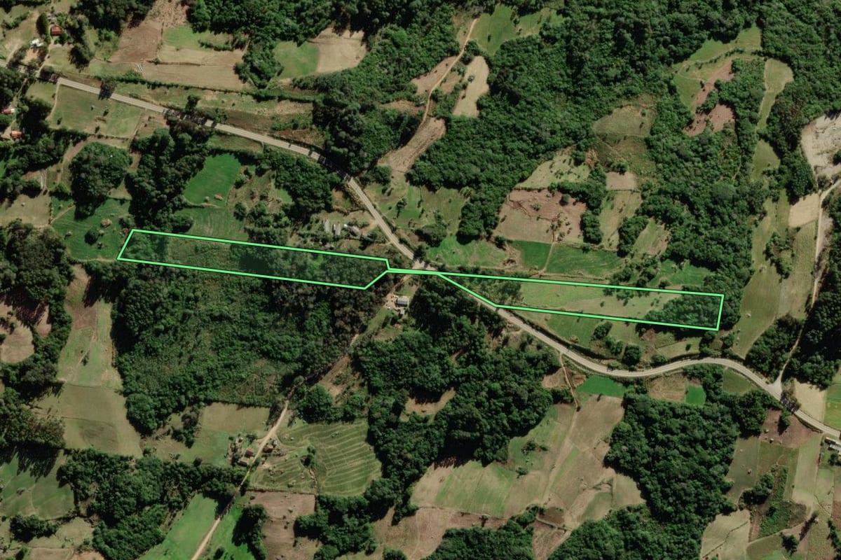 Imagem de satélite do imóvel rural em São Lourenço do Sul (RS), com o contorno declarado no CAR desenhado por cima.
