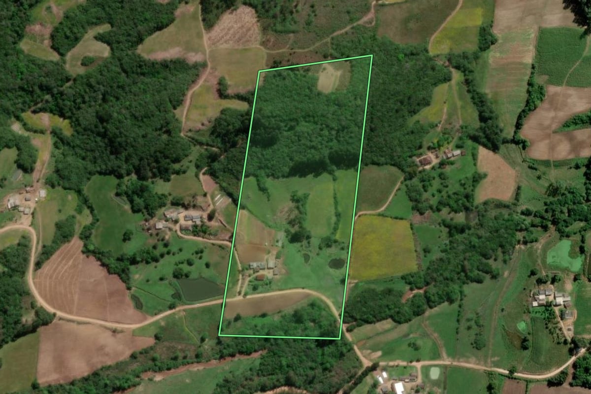 Imagem de satélite do imóvel rural em São Lourenço do Sul (RS), com o contorno declarado no CAR desenhado por cima.