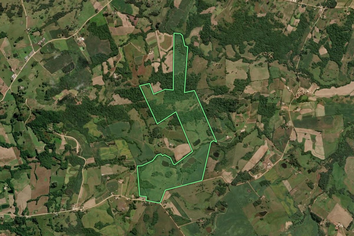 Imagem de satélite do imóvel rural em São Lourenço do Sul (RS), com o contorno declarado no CAR desenhado por cima.