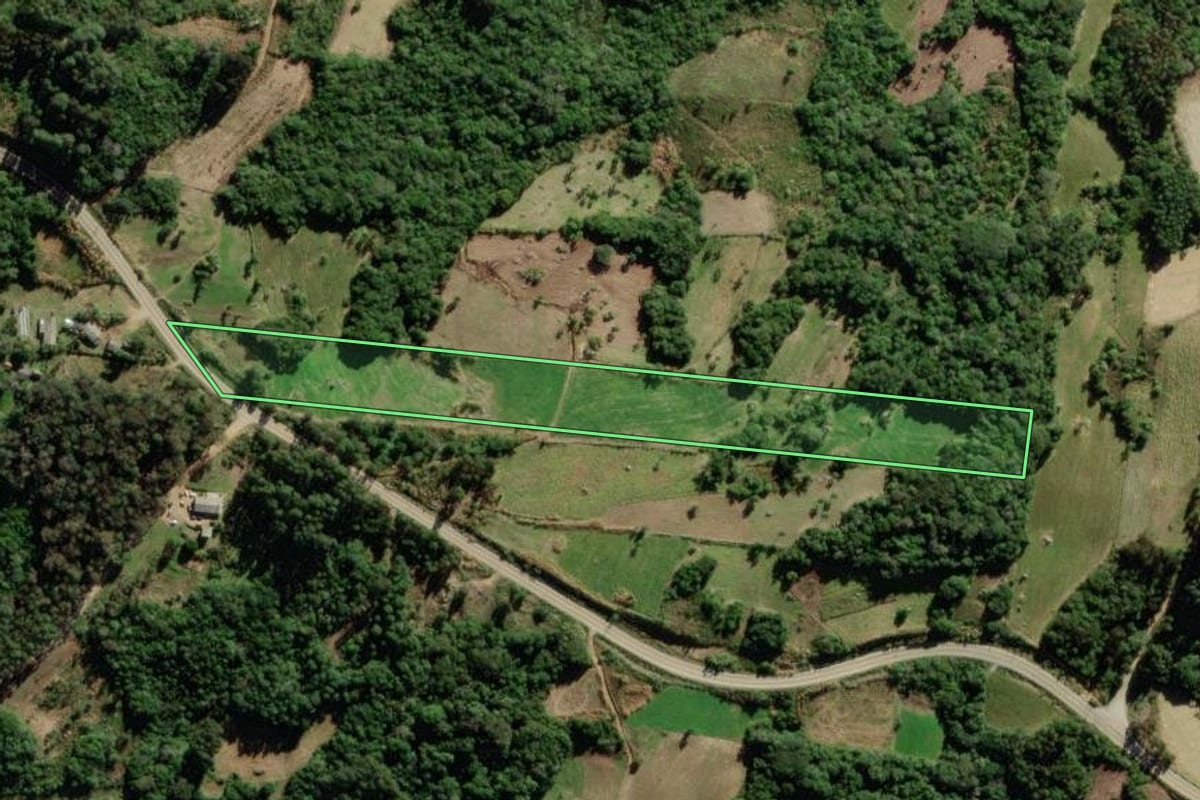 Imagem de satélite do imóvel rural em São Lourenço do Sul (RS), com o contorno declarado no CAR desenhado por cima.