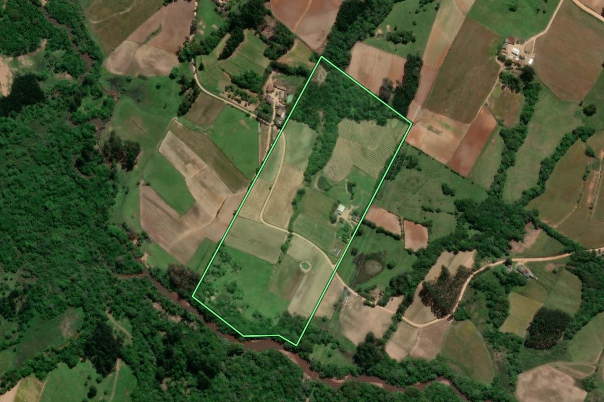 Imagem de satélite do imóvel rural em São Lourenço do Sul (RS), com o contorno declarado no CAR desenhado por cima.