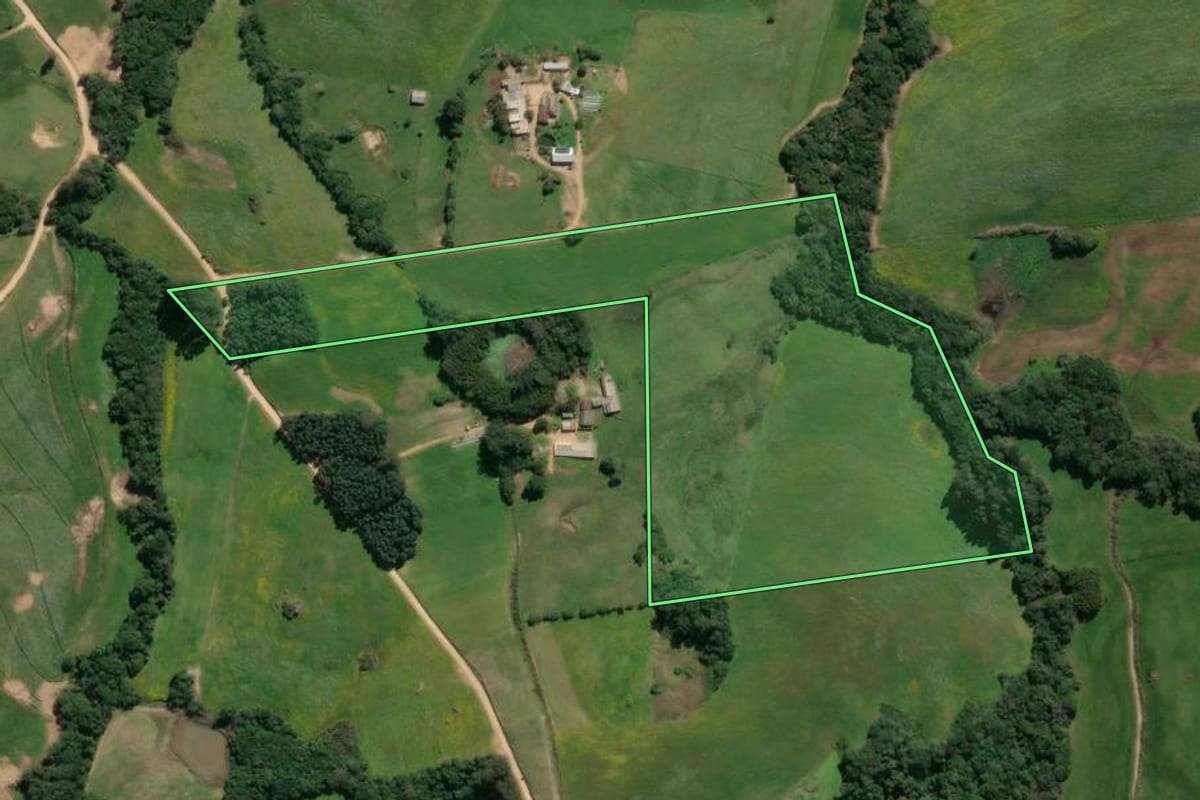 Imagem de satélite do imóvel rural em São Lourenço do Sul (RS), com o contorno declarado no CAR desenhado por cima.