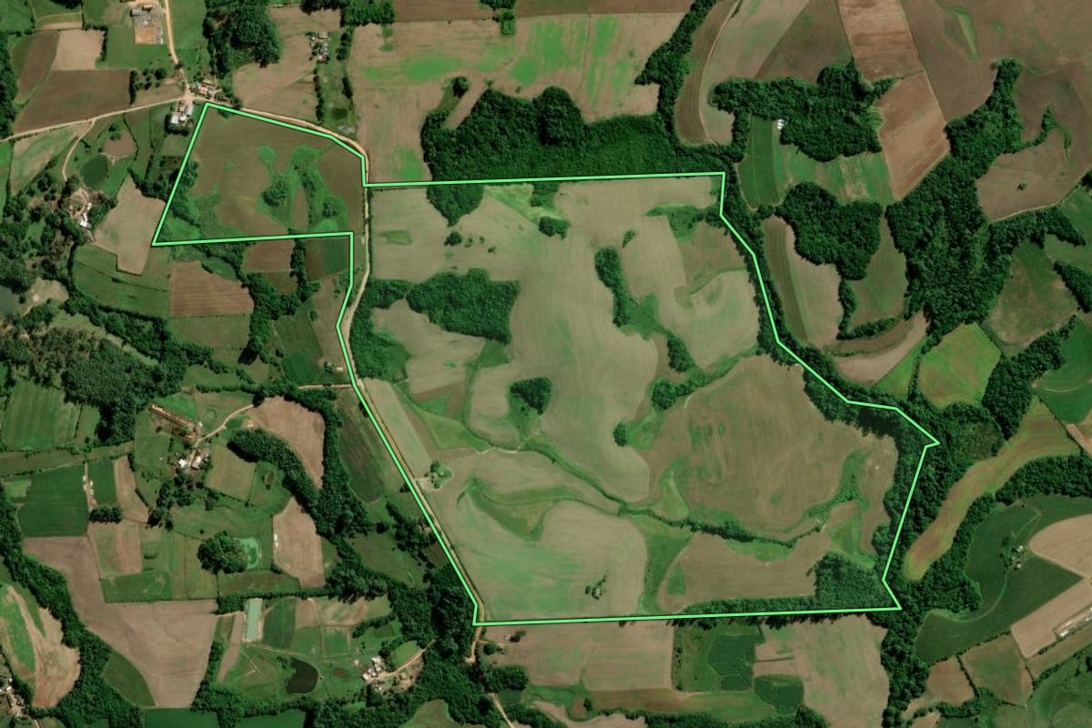 Imagem de satélite do imóvel rural em São Lourenço do Sul (RS), com o contorno declarado no CAR desenhado por cima.