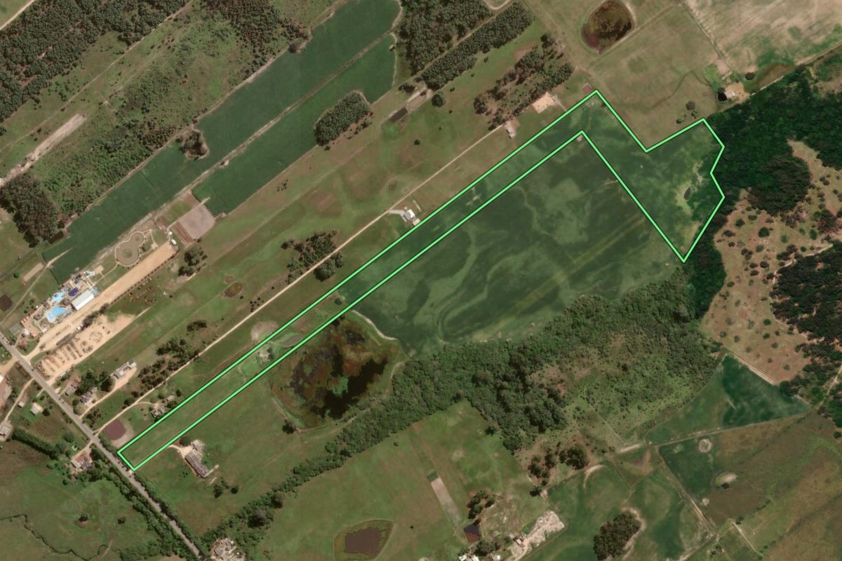 Imagem de satélite do imóvel rural em São Lourenço do Sul (RS), com o contorno declarado no CAR desenhado por cima.