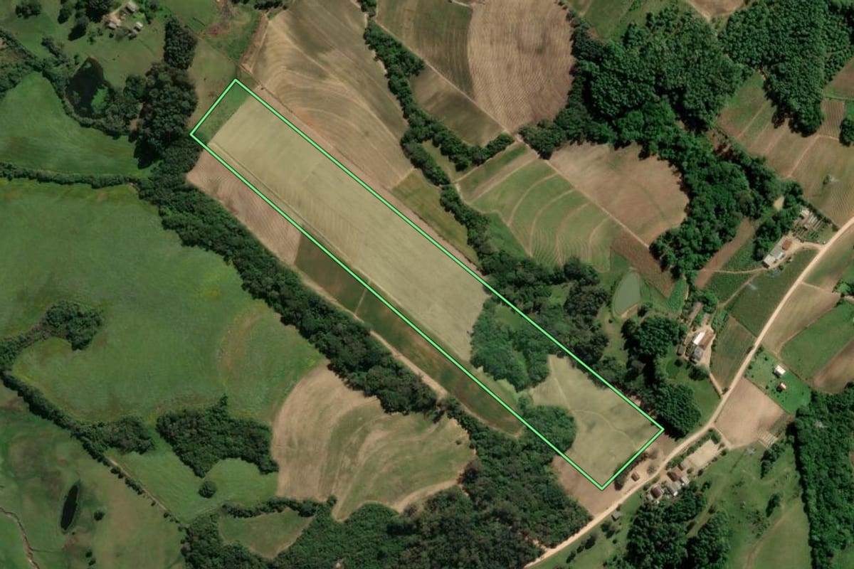 Imagem de satélite do imóvel rural em São Lourenço do Sul (RS), com o contorno declarado no CAR desenhado por cima.
