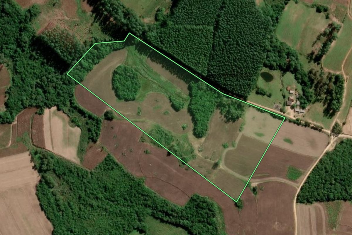 Imagem de satélite do imóvel rural em São Lourenço do Sul (RS), com o contorno declarado no CAR desenhado por cima.