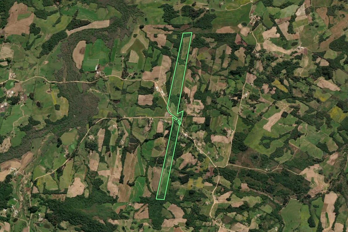 Imagem de satélite do imóvel rural em São Lourenço do Sul (RS), com o contorno declarado no CAR desenhado por cima.