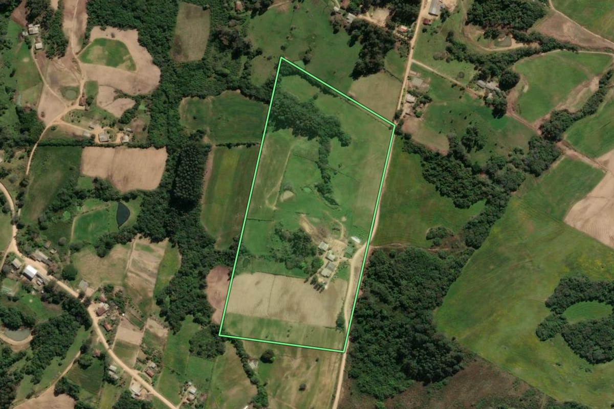 Imagem de satélite do imóvel rural em São Lourenço do Sul (RS), com o contorno declarado no CAR desenhado por cima.