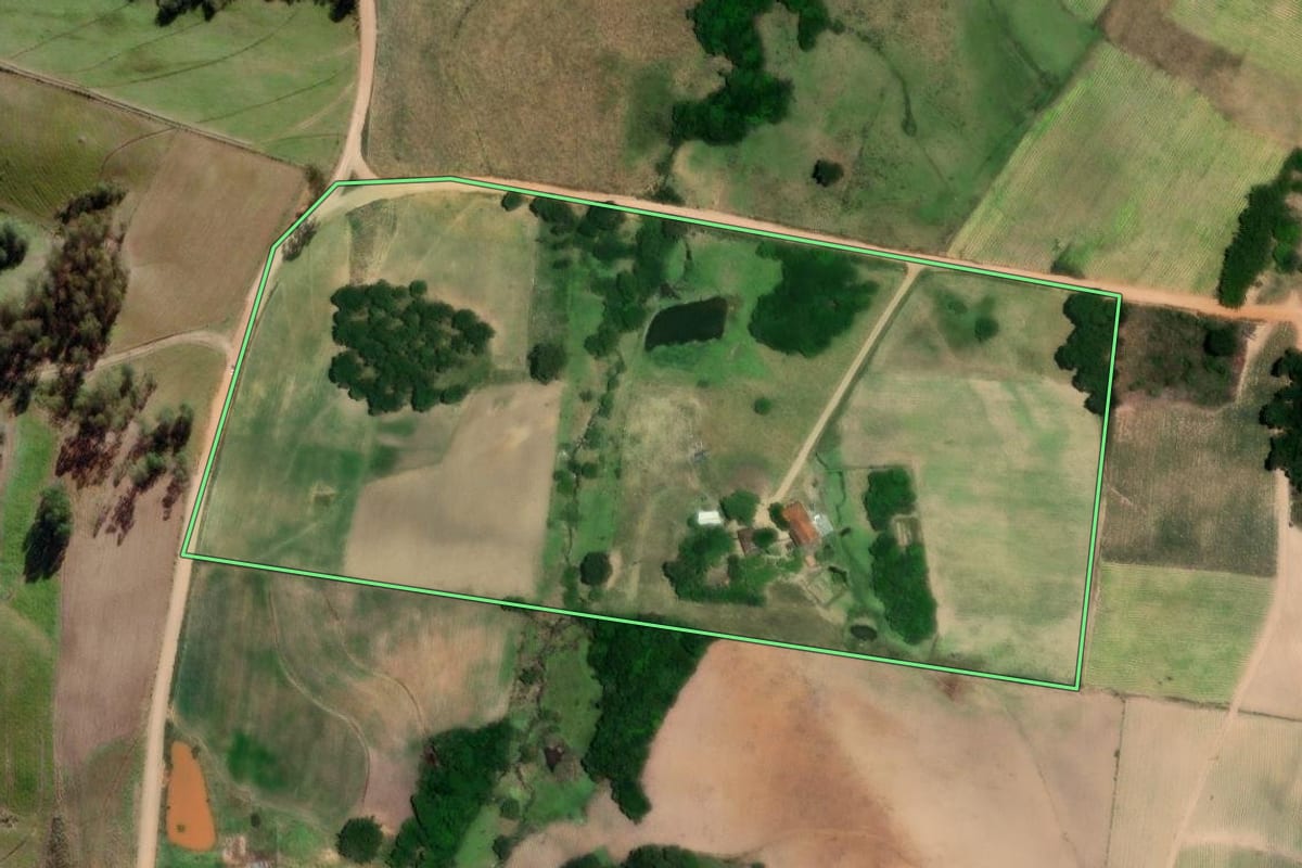 Imagem de satélite do imóvel rural em São Lourenço do Sul (RS), com o contorno declarado no CAR desenhado por cima.