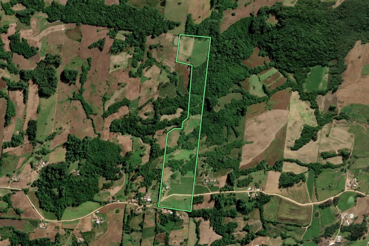 Imagem de satélite do imóvel rural em São Lourenço do Sul (RS), com o contorno declarado no CAR desenhado por cima.