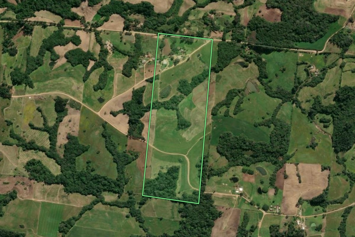 Imagem de satélite do imóvel rural em São Lourenço do Sul (RS), com o contorno declarado no CAR desenhado por cima.